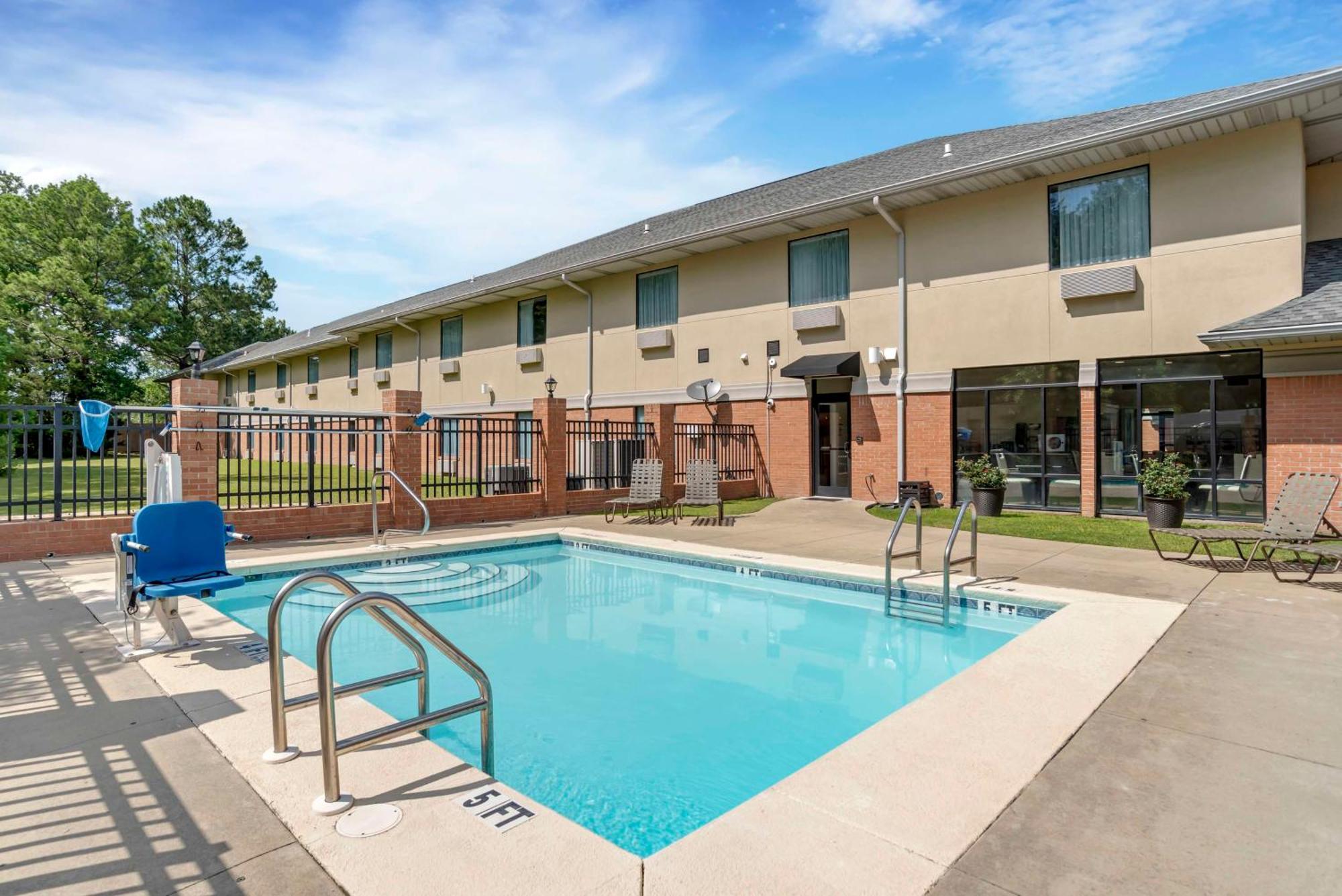 Best Western Plus Two Rivers Hotel & Suites Demopolis Exterior photo